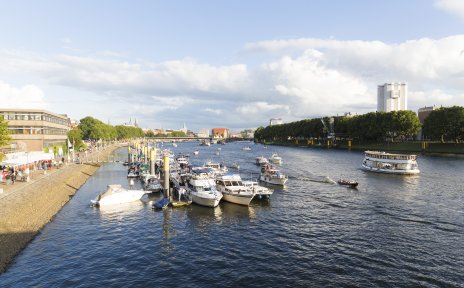 Blick auf die Weser Richtung Schlachte bei regem Schiffstreiben 
